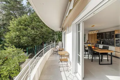 Balcon ou terrasse dans l'établissement LE GRAND BOIS élégant et chaleureux avec balcon, au calme et à deux pas du centre-ville