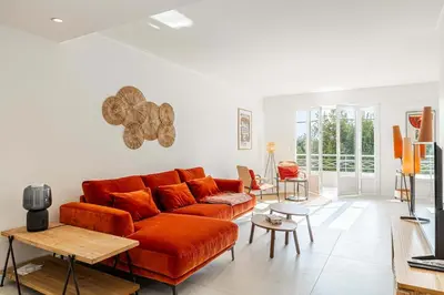 Coin salon dans l'établissement LE GRAND BOIS élégant et chaleureux avec balcon, au calme et à deux pas du centre-ville