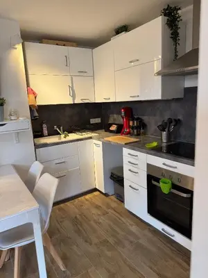 Cuisine ou kitchenette dans l'établissement Dernier étage avec garage, piscines et tennis