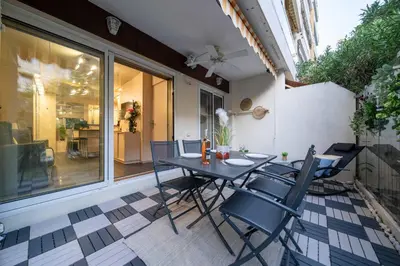 Coin salon dans l'établissement Ciel d Azur avec terrasse en plein centre près de la Croisette