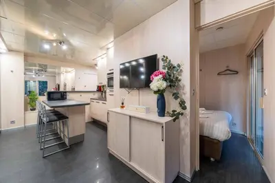 Cuisine ou kitchenette dans l'établissement Ciel d Azur avec terrasse en plein centre près de la Croisette