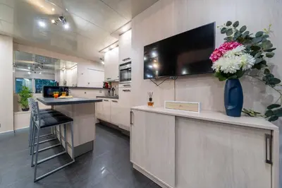 Cuisine ou kitchenette dans l'établissement Ciel d Azur avec terrasse en plein centre près de la Croisette