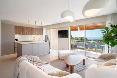 Cuisine ou kitchenette dans l'établissement REF 1965 - Le Cannet - Sea view apartment for rent