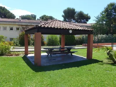 Jardin de l'établissement Appartement 2 pièces avc piscine