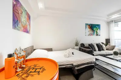 Un ou plusieurs lits dans un hébergement de l'établissement Modern 1 bedrm apt with balcony - Cannes-Croisette