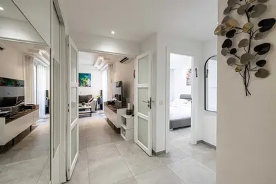 Télévision ou salle de divertissement dans l'établissement Modern 1 bedrm apt with balcony - Cannes-Croisette