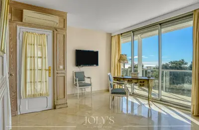 Télévision ou salle de divertissement dans l'établissement Villa d'architecte Super Cannes - Vue panoramique