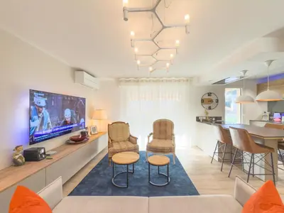 Télévision ou salle de divertissement dans l'établissement Le Marcellin by Winsome Destination