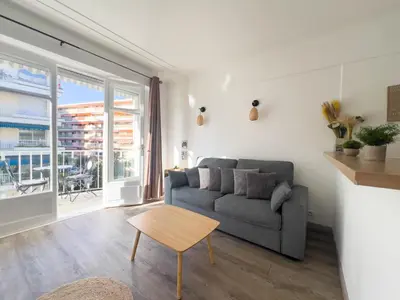 Coin salon dans l'établissement Calme et centrale avec balcon ensoleillé