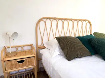 Un ou plusieurs lits dans un hébergement de l'établissement Calme et centrale avec balcon ensoleillé