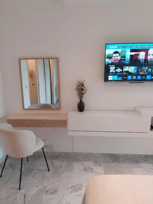 Télévision ou salle de divertissement dans l'établissement Palm beach Cannes La Brise