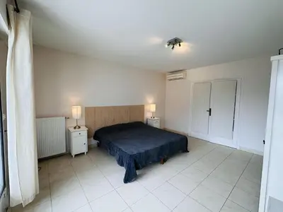 Un ou plusieurs lits dans un hébergement de l'établissement Two bedroom apartment on a high floor in the center of Cannes a few steps from the Croisette beaches - 2229