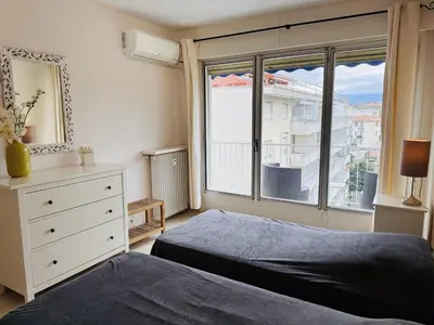 Un ou plusieurs lits dans un hébergement de l'établissement Two bedroom apartment on a high floor in the center of Cannes a few steps from the Croisette beaches - 2229