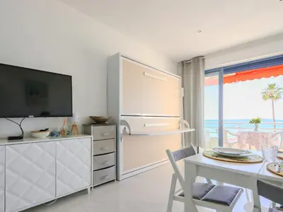 Cuisine ou kitchenette dans l'établissement Sea view in Juan Les Pins
