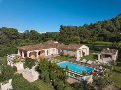 Piscine de l'établissement Cannes, splendide villa dans un domaine privé ou située à proximité