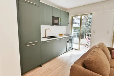 Cuisine ou kitchenette dans l'établissement Spacieux T2 avec grande terrasse à 200m de la plage