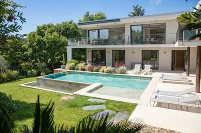 Piscine de l'établissement REF 2152 - Le Cannet - Sea view villa for rent ou située à proximité