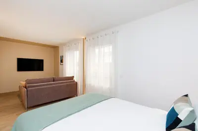 Télévision ou salle de divertissement dans l'établissement Côté Croisette LUXE - 2BdR 2 bthR 2 toilets -Terrace, AC, parking & lift