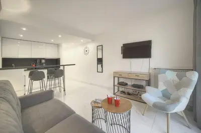 Cuisine ou kitchenette dans l'établissement FRGK Victoria 4 Central Cannes 1BR Terrace, AC & Ultra-Fast Wi-Fi