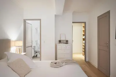 Un ou plusieurs lits dans un hébergement de l'établissement Cannes Center, Nice 110m2, 3BR & 3BTH, Terrace