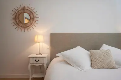 Un ou plusieurs lits dans un hébergement de l'établissement Cannes Center, Nice 110m2, 3BR & 3BTH, Terrace