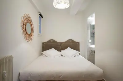 Un ou plusieurs lits dans un hébergement de l'établissement Cannes Center, Nice 110m2, 3BR & 3BTH, Terrace