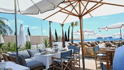Restaurant ou autre lieu de restauration dans l'établissement Superbe appartement Art Déco avec roof top
