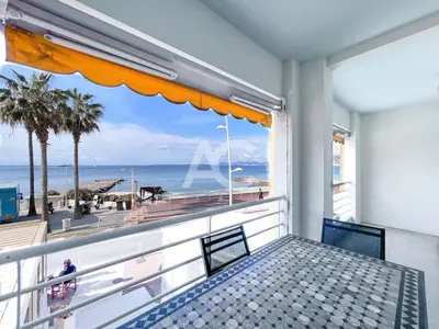Vue générale sur la mer ou vue sur la mer prise depuis l'appartement