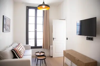 Télévision ou salle de divertissement dans l'établissement 2P au coeur du Vieil Antibes
