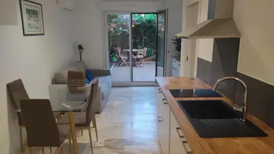 Cuisine ou kitchenette dans l'établissement Joli F2 en rez-de-jardin avec terrasse