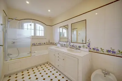 Salle de bains dans l'établissement Upstays Sea View Pool 200m² Villa