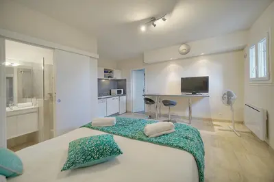 Cuisine ou kitchenette dans l'établissement Upstays Sea View Pool 200m² Villa