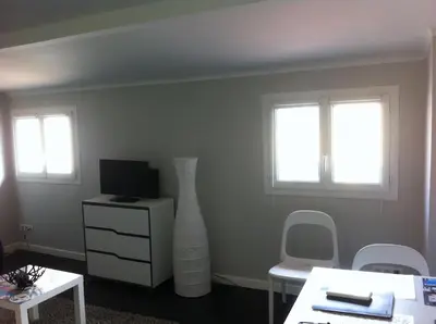 Télévision ou salle de divertissement dans l'établissement Coeur Vieil Antibes Plages à Pied