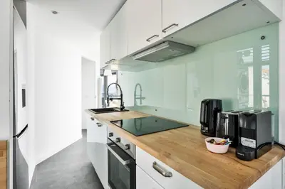 Cuisine ou kitchenette dans l'établissement Private Front Beach Villa with garden and garage