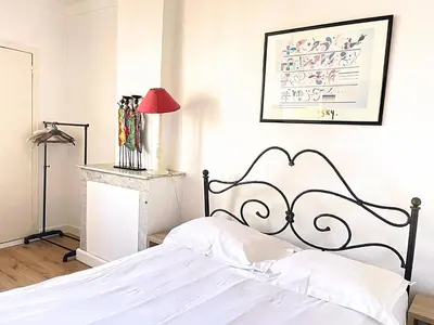 Un ou plusieurs lits dans un hébergement de l'établissement Sunny 1 Bedroom Rue Commandant André