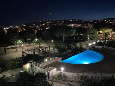 Piscine de l'établissement F2 totalement rénové, 200 m de la plage, piscine, parking, tout à pieds ou située à proximité