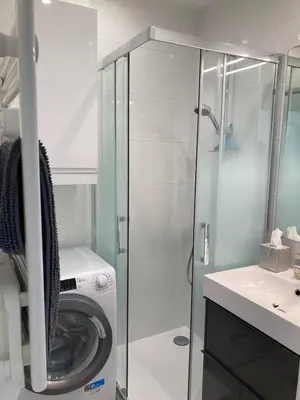 Salle de bains dans l'établissement F2 totalement rénové, 200 m de la plage, piscine, parking, tout à pieds