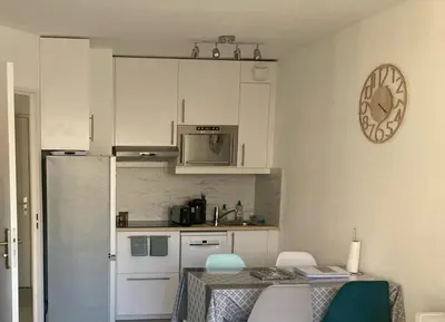 Cuisine ou kitchenette dans l'établissement F2 totalement rénové, 200 m de la plage, piscine, parking, tout à pieds