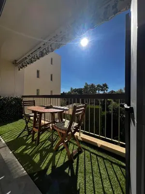 Balcon ou terrasse dans l'établissement 1-bedroom apartment 50 m from the beach with terrace swimming pool AC