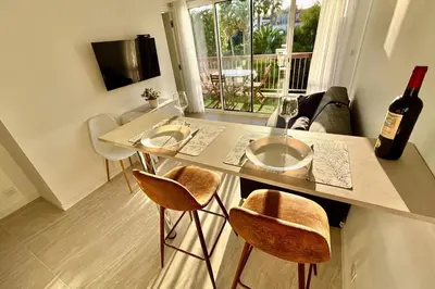 Télévision ou salle de divertissement dans l'établissement 1-bedroom apartment 50 m from the beach with terrace swimming pool AC