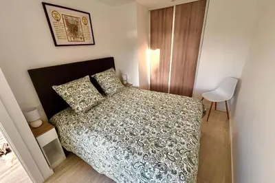 Un ou plusieurs lits dans un hébergement de l'établissement 1-bedroom apartment 50 m from the beach with terrace swimming pool AC