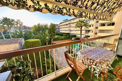Balcon ou terrasse dans l'établissement 1-bedroom apartment 50 m from the beach with terrace swimming pool AC