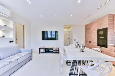 Télévision ou salle de divertissement dans l'établissement Cosy apartment with parking - Cannes - Mobility Lease