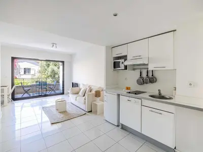 Cuisine ou kitchenette dans l'établissement Charming apt with balcony pool - 1BD 2P - Cannes