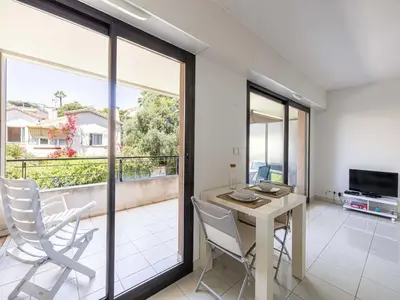 Télévision ou salle de divertissement dans l'établissement Charming apt with balcony pool - 1BD 2P - Cannes