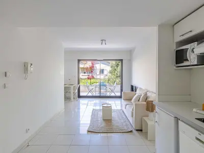Télévision ou salle de divertissement dans l'établissement Charming apt with balcony pool - 1BD 2P - Cannes