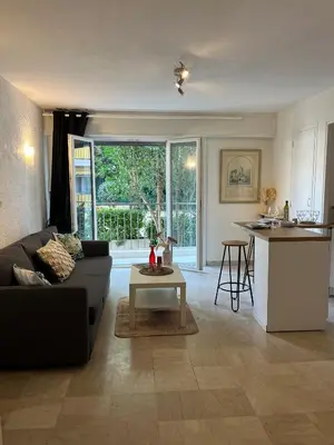 Coin salon dans l'établissement Coquet studio 10 min de Cannes