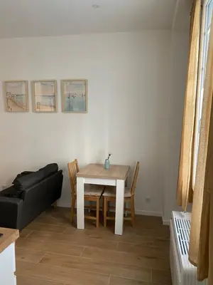 Coin salon dans l'établissement App neuf 1 chambre près du centre et plages