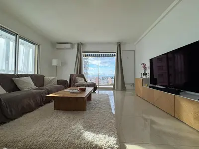 Télévision ou salle de divertissement dans l'établissement La Roseraie - Apt Standing 4 Prs - Piscine - Parking