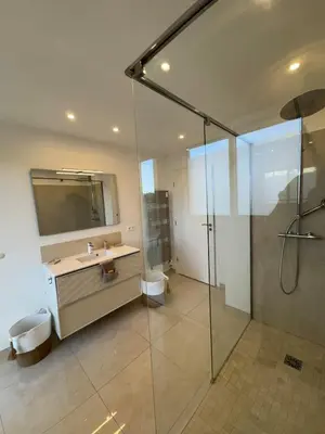 Salle de bains dans l'établissement La Roseraie - Apt Standing 4 Prs - Piscine - Parking